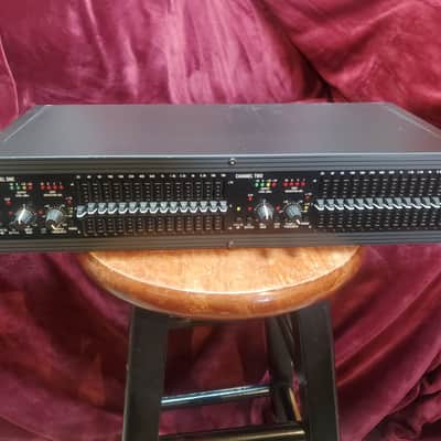 dbx 2215 Dual Channel 15-Band EQ/Limiter with Type III Noise Reduction 2010s - Black image 1