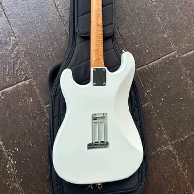 High Spirit Guitars Stray Hawk 2025 - White image 6