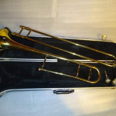 Holton Collegiate TR602 Trombone, USA, with case and mouthpiece image 2