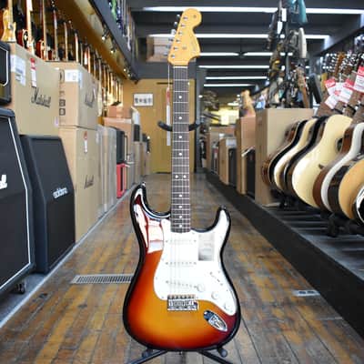Fender Vintera III Late '60s Stratocaster 3-Color Sunburst w/Padded Gig Bag image 4