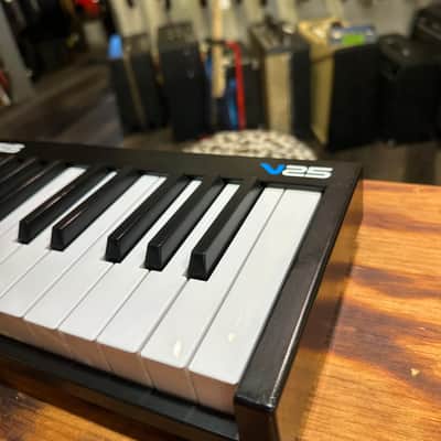 Alesis V25 25-key USB MIDI Controller with Beat Pads 2017 - 2022 - Black image 2