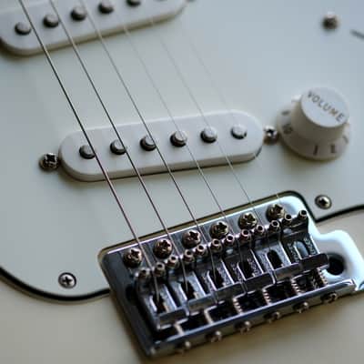 Fender Standard Stratocaster 2018 - Arctic White image 12