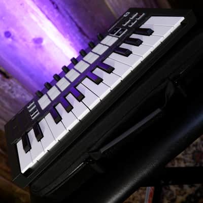 Novation Launchkey 25 MKIII MIDI Keyboard Controller 2020 - Present - Black with Carrying Case image 11