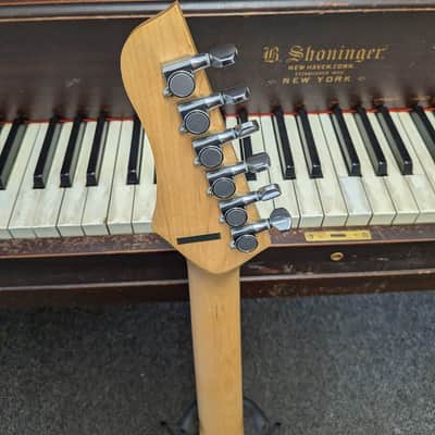 Vantage "Strat" - Red image 12