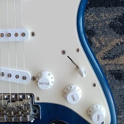 Fender Highway One Stratocaster with Rosewood Fretboard 2003 - Sapphire Blue Transparent image 6