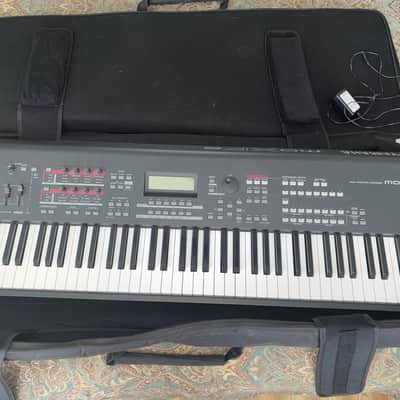 Yamaha MOXF8 Production Synthesizer with Gator carrying case and stand