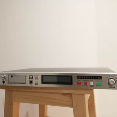 Marantz PMD 580 – Professional Network Solid State Recorder 2000's  - Silver image 2