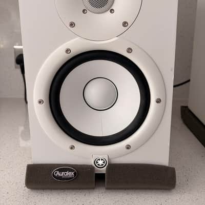 Yamaha HS7 6.5" Powered Studio Monitor (Pair + Cables & Isolation Pads) White image 3
