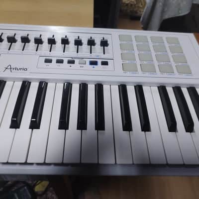 Arturia KeyLab 61 MIDI Controller 2013 - 2017 - White image 4