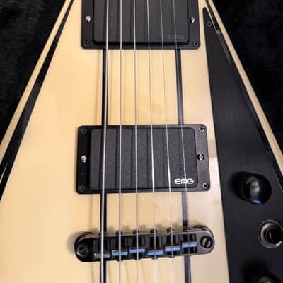Jackson Pro Series RR5 Rhoads Ivory with Black Pinstripes HSC image 2