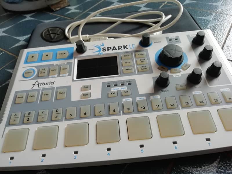 Immagine Arturia SparkLE MIDI Controller / Drum Machine 2013 - 2021 - White - 1