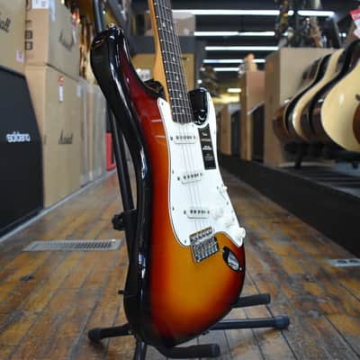 Fender Vintera III Late '60s Stratocaster 3-Color Sunburst w/Padded Gig Bag image 2
