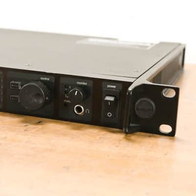 Shure UR4D Wireless Receiver w/ two UR2/SM58 Handheld Mics - L3 Band CG0128N image 3
