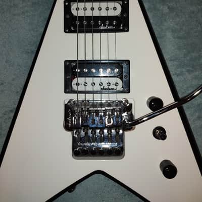 Jackson JS Series JS32 King V - White with Black Bevels and CHROME HARDWARE image 4