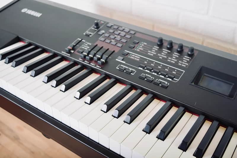 Yamaha S70xs keyboard synthesizer in near mint condition-76 key