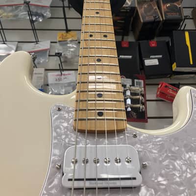Fender Standard Stratocaster with Maple Fretboard 1998 - 2005 - Arctic White image 3