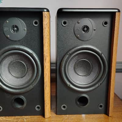 Advent A1122 bookshelf speakers in excellent condition - 1990's image 1