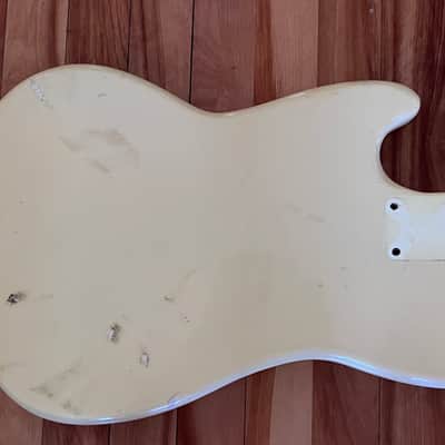 Fender Musicmaster bass 1976 white body original image 3