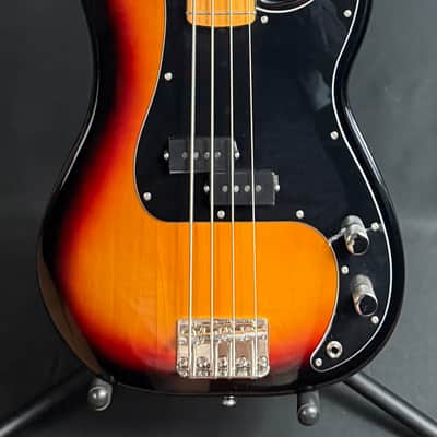 Squier Classic Vibe 70's Precision Bass 4-String Bass Guitar 3-Tone Sunburst (215)