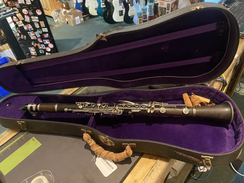Consignment Boosey Clarinet in Violin Case ! image 1