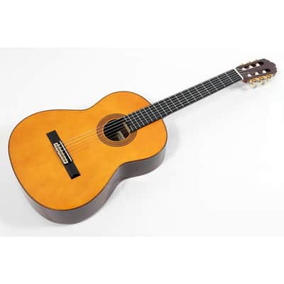 Yamaha GC32 Handcrafted Cedar Classical Guitar Regular Natural Spruce