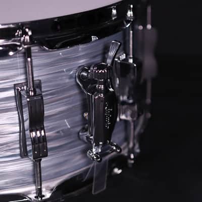 Ludwig 6.5" x 14" Classic Maple Snare Drum, Vintage Blue Oyster image 2