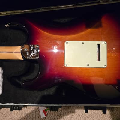 Fender American Deluxe Stratocaster with Maple Fretboard 2011 - 2015 - 3-Color Sunburst image 4