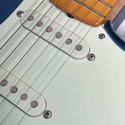 Fender FSR Traditional 50s Stratocaster 2018 - Lake Placid Blue / Ice Blue Metallic Competition Stripe image 8