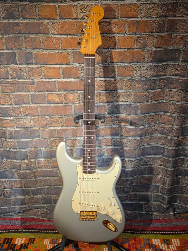 Fender 2024 Robert Cray Artist Series Signature Stratocaster Inca Silver w/ American Vintage '62 Reissue Pickguard