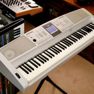 MUST SEE!!! YAMAHA DGX 305 SEMI-WEIGHTED 76-KEY DIGITAL PIANO IN AMAZING CONDITION!