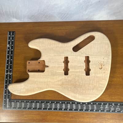 high end Offset Bass Body Unfinished Deep Curly Maple Top / Walnut Accent/ Solid One-piece Mahogany Back- limited Luthier Supply R2 imagen 12
