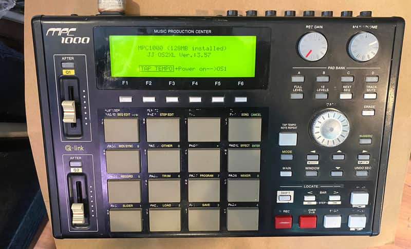 Akai MPC1000 Music Production Center 2004 - 2013 - Black image 1