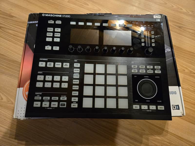Native Instruments Maschine Studio 2010s - Black image 1