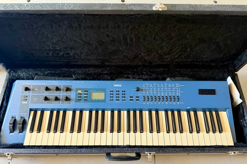 Yamaha CS1x Control Synthesizer 1996 - Blue image 1