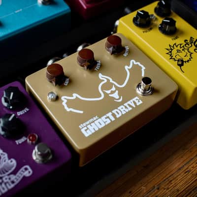 StewMac Ghost Drive Transparent Overdrive Pedal – Authentic Klon–Inspired Circuit – StewMac Professionally Built Overdrive Effects Pedal, NO ASSEMBLY REQUIRED! Gold image 6