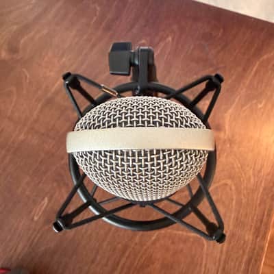 Shure KSM32 / SL Medium Diaphragm Cardioid Condenser Microphone 1998 - Present - Champagne image 5