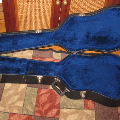 used genuine Gibson Dreadnought Hardshell Case from 2000s - Black Tolex Exterior, Wood Construction, Blue Plush Padded Interior, Gold Colored Hardware, lid has Gibson Acoustic Logo, fits square / round shoulder & cutaway dreadnought (NO guitar included) image 4