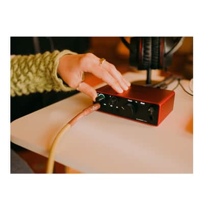 Focusrite Scarlett Solo Studio 4th Gen USB Audio Interface with Scarlett Mic Pre, Hi - Z Instrument Input, Air Mode, Focusrite Control 2, Huge Dynamic Range and Dynamic Gain Halos image 14