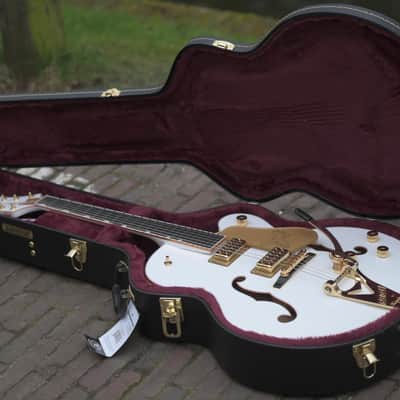 Gretsch G6136TG Players Edition Falcon™ Hollow Body with String-Thru Bigsby® and Gold Hardware - White image 23