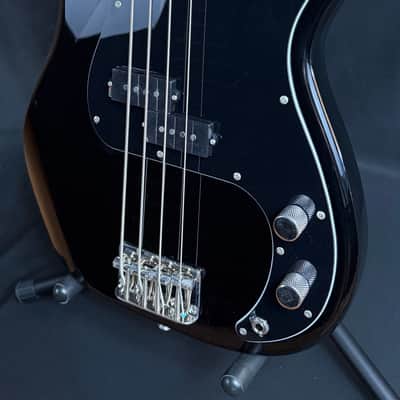 Squier Classic Vibe 70's Precision Bass 4-String Bass Guitar Gloss Black Finish (760) image 4