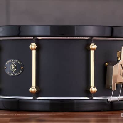 NOBLE & COOLEY 14 X 6 ALLOY CAST ALUMINIUM SNARE DRUM, BLACK WITH WOOD HOOPS image 16