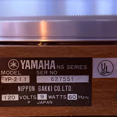 ✨✨ Yamaha YP-211 Vintage Belt-Drive Turntable – Woodgrain Plinth, S-Shaped Tonearm, Smoked Dust Cover, Tested – BVA image 17