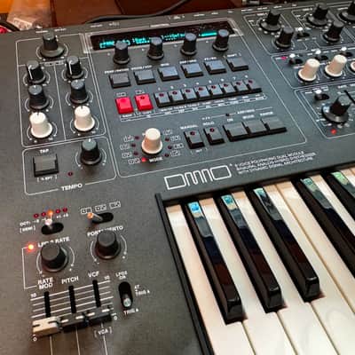 UDO DMNO 8-voice Polyphonic Hybrid Keyboard Synthesizer - Black image 2
