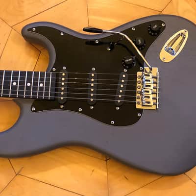 Donner Standard Series Stratocaster style Gray Electric Guitar Single Coil Pickups Soft Case, Strap image 4