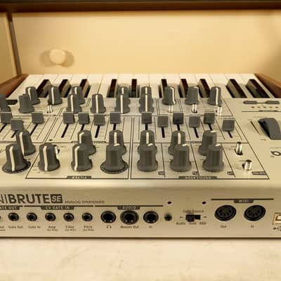Arturia MiniBrute SE 25-Key Synthesizer 2014 - 2021 - Silver / Wood image 4