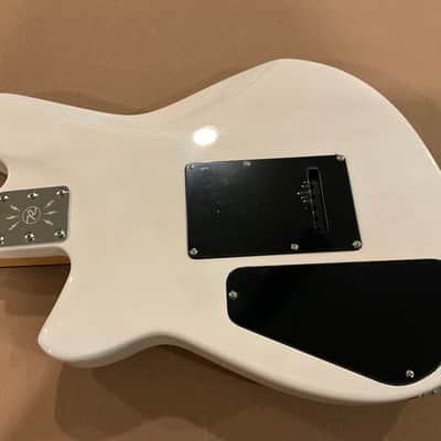 Reverend  Descent W Barotone 2025 - Trans White with case image 12