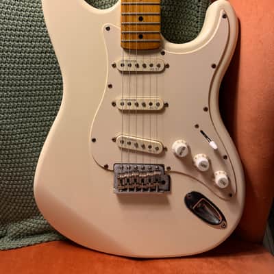 Tanglewood Signature TSB 57 Strat Style Electric Guitar In White image 2