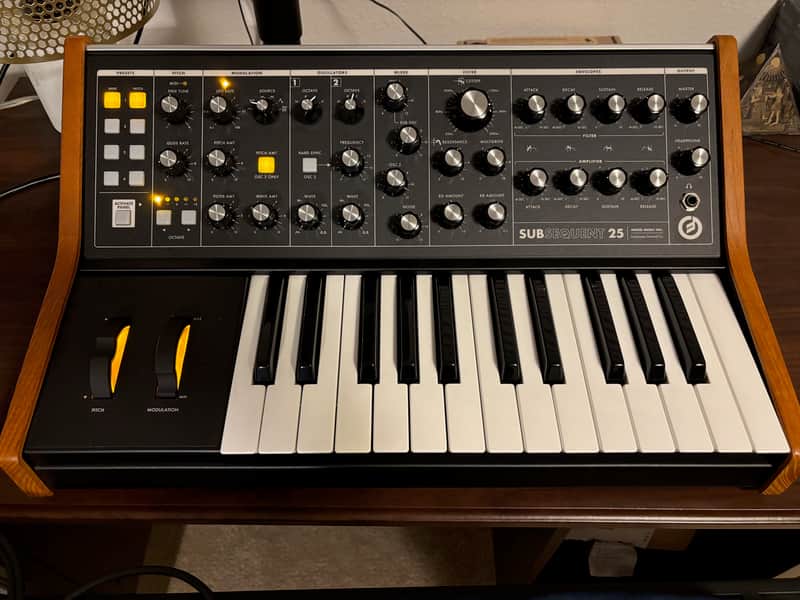 ☆美品☆Moog Subsequent 25 廃盤モデル ☆美品☆Moog Subsequent 25 廃盤モデル - メルカリ