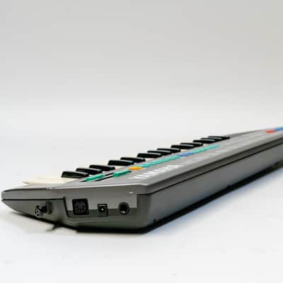 Yamaha SHS-10 - 32-Key Beginner Keytar - Keyboard Synthesizer with Gigbag image 4