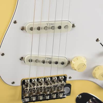 Mint Fender Yngwie Malmsteen Stratocaster Vintage White Scalloped Maple Fingerboard image 3